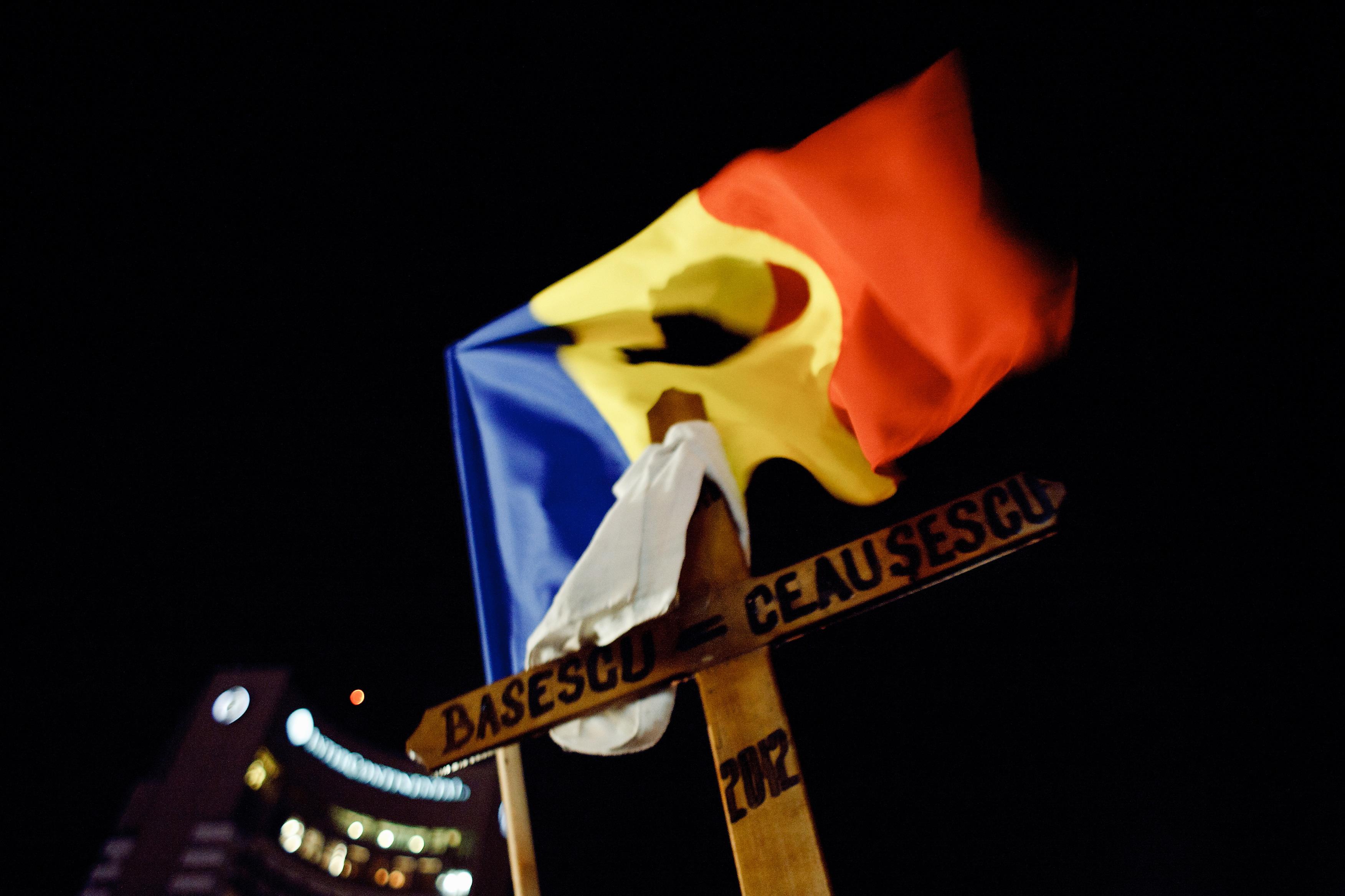 Incidente la Universitate: Protestatarii anti-Basescu au ocupat carosabilul