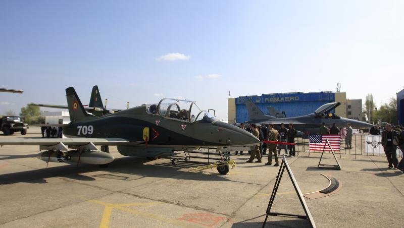 Un avion militar s-a prabusit langa Craiova in timpul unui zbor de antrenament: pilotul a decedat, copilotul grav ranit