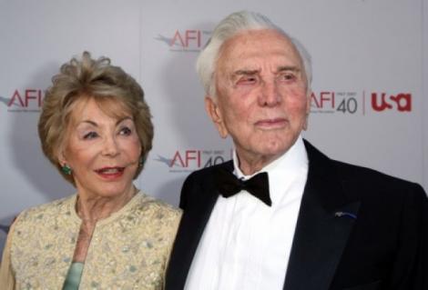 Kirk Douglas si Anne Buydens sunt cel mai longeviv cuplu de la Hollywood! Au implinit 58 de ani de casnicie!