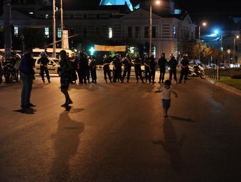 Noi proteste in Piata Universitatii: zeci de oameni au fortat gardurile jandarmilor