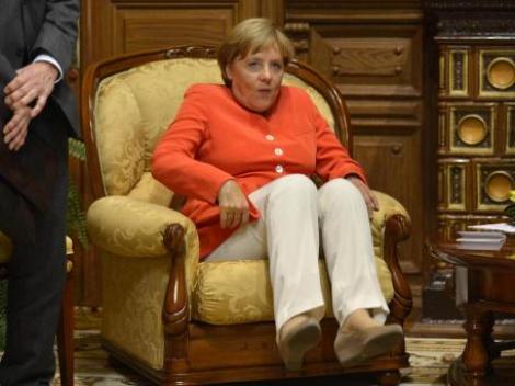 FUNNY! Angela Merkel s-a "prabusit" spectaculos in fotoliul presedintelui Republicii Moldova