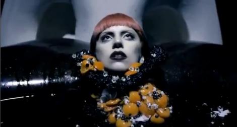 Lady Gaga isi promoveaza parfumul purtand la gat galbenusuri de ou si smoala