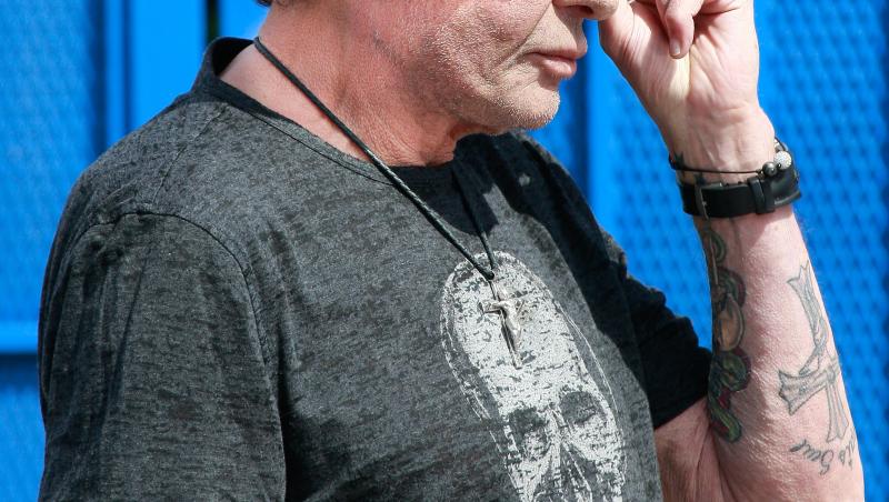Veteranul rock-ului francez, Johnny Hallyday, internat de urgenta