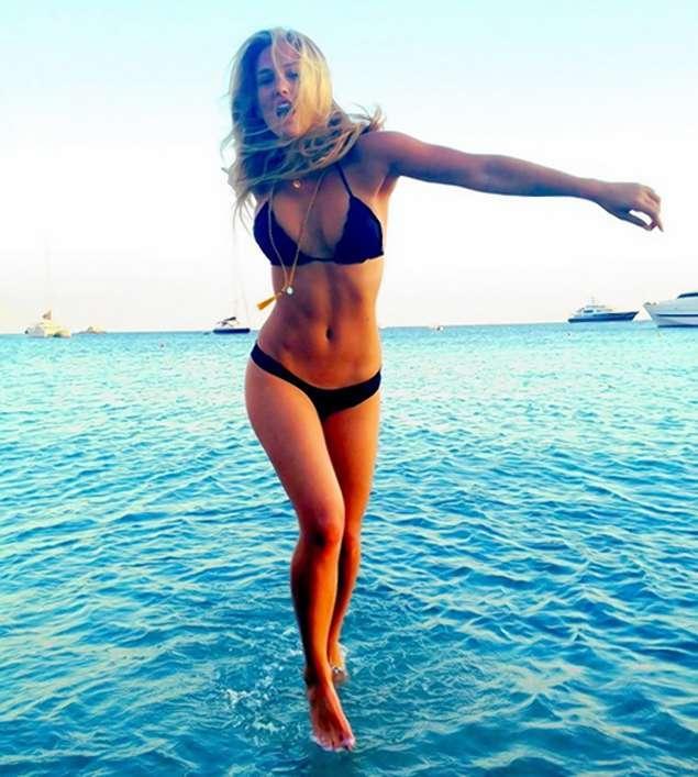 Ce "magii" mai face Bar Refaeli: merge pe apa si pozeaza provocator in bikini!