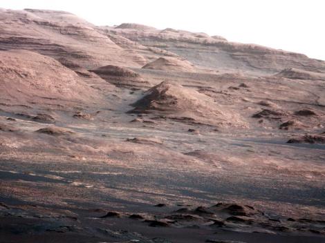 Vezi cum arata Marte, in prima imagine color de rezolutie inalta, trimisa de roverul Curiosity!