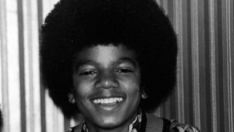 100 de motive pentru care il vom iubi mereu pe Michael Jackson. Plus, o serie de fotografii rare din cariera 