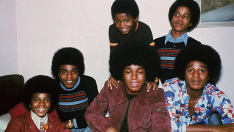 100 de motive pentru care il vom iubi mereu pe Michael Jackson. Plus, o serie de fotografii rare din cariera 