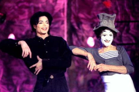 100 de motive pentru care il vom iubi mereu pe Michael Jackson. Plus, o serie de fotografii rare din cariera "regelui pop"!