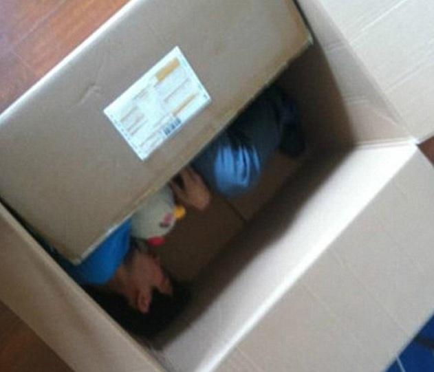 Un chinez s-a autoexpediat prin posta pentru a face o surpriza. Aventura era sa il coste viata! 