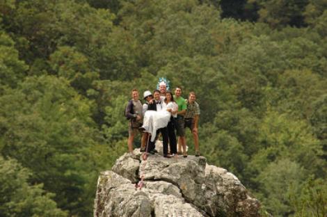 O nunta cum altele n-au mai fost: Doi tineri si-au spus "Da" pe varful ingust al unui munte de 300 de metri inaltime!
