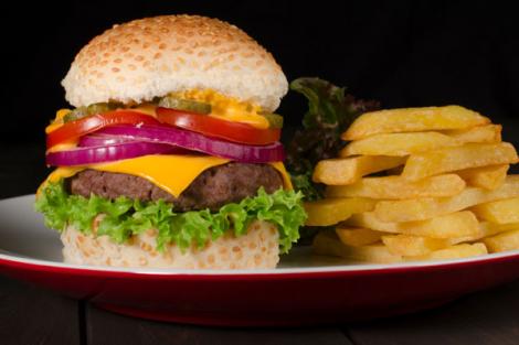 Studiu: Alimentele de tip fast-food pot duce la dementa