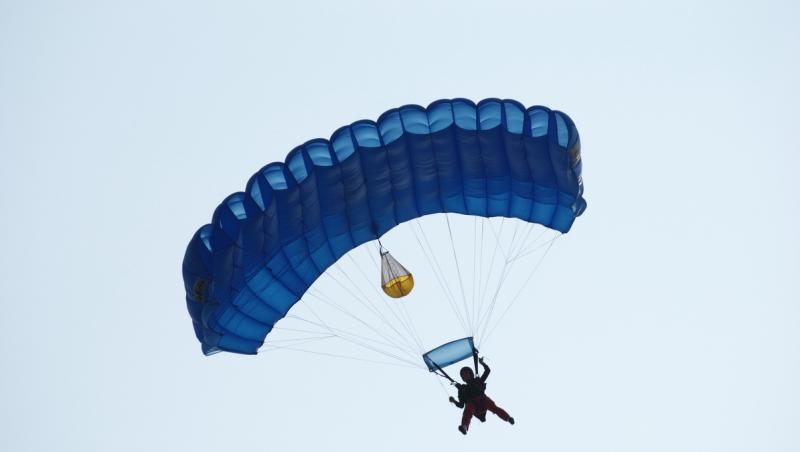 Incident la un miting aviatic din Suceava: un parasutist a aterizat pe un copil