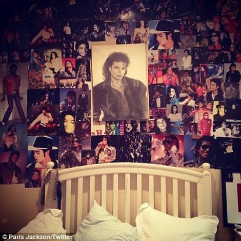Fiica lui Michael Jackson are camera plina de poze cu tatal sau