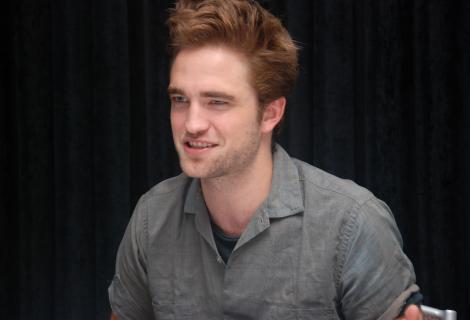 Robert Pattinson s-a distrat prima data cu prietenii dupa despartirea de Kristen Stewart
