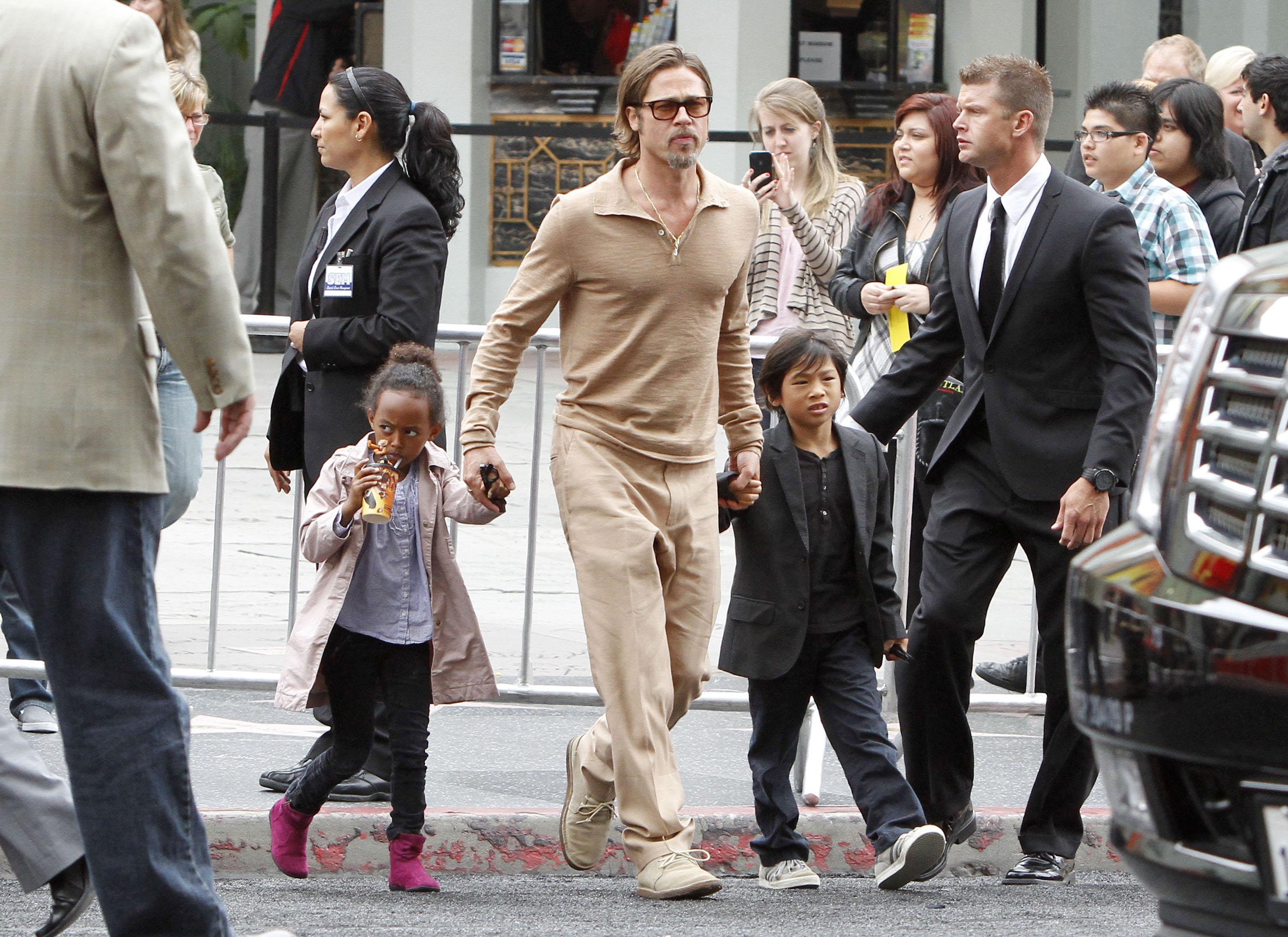 Brad Pitt i-a cumparat fiului sau o motocicleta si i-a construit o pista de motocross