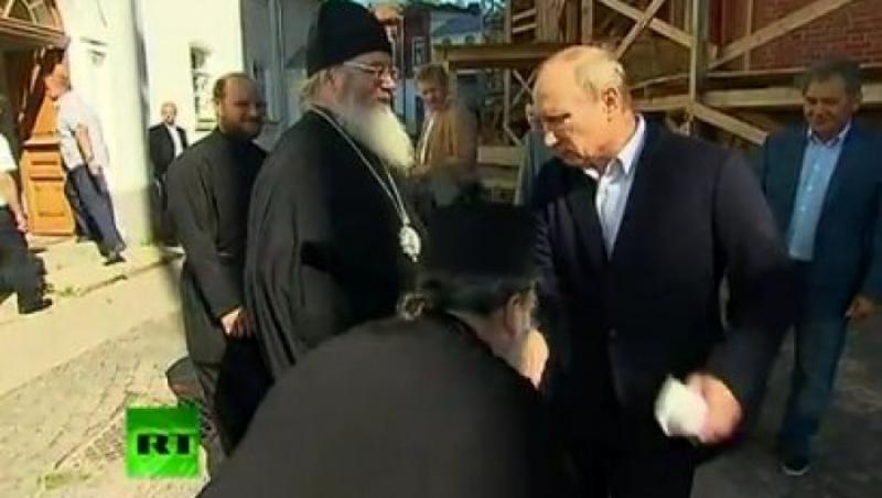 Moment jenant pentru Vladimir Putin: Cum a reactionat cand un preot a incercat sa-i pupe mana