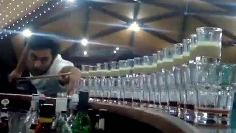 De necrezut: Un barman face cocktail-uri cu tacul de biliard