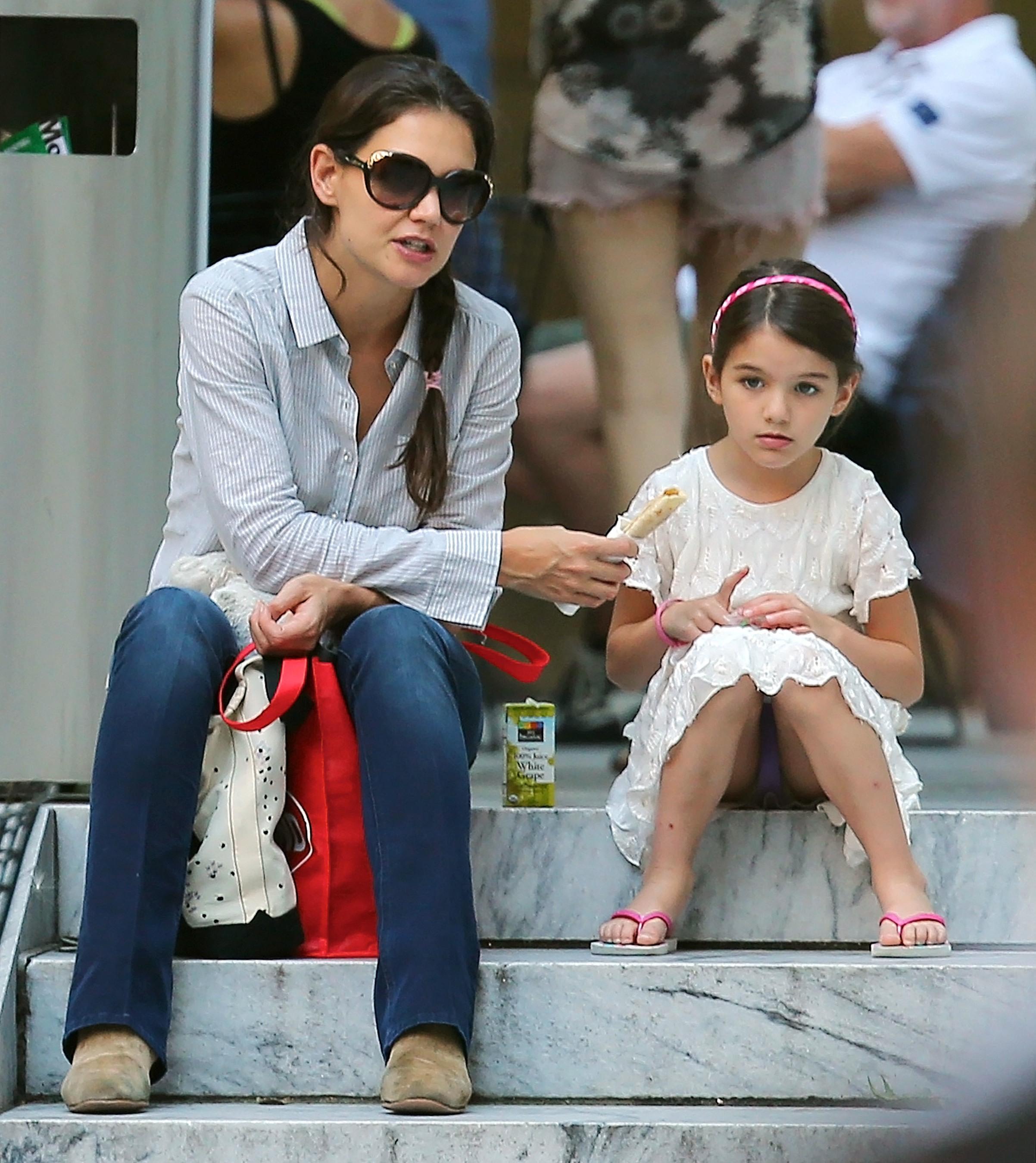 Katie Holmes apeleaza la ajutor psihologic. Se teme pentru viitorul ei si al lui Suri