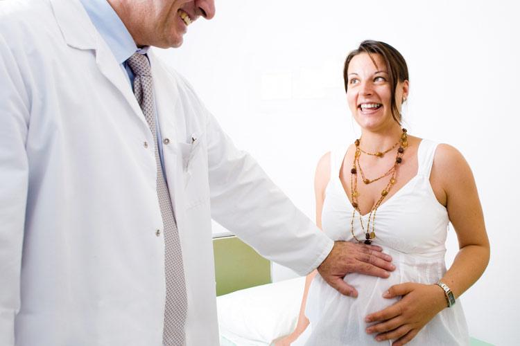 Studiu: Mamele care nasc dupa varsta de 35 de ani risca sa aduca pe lume copii autisti