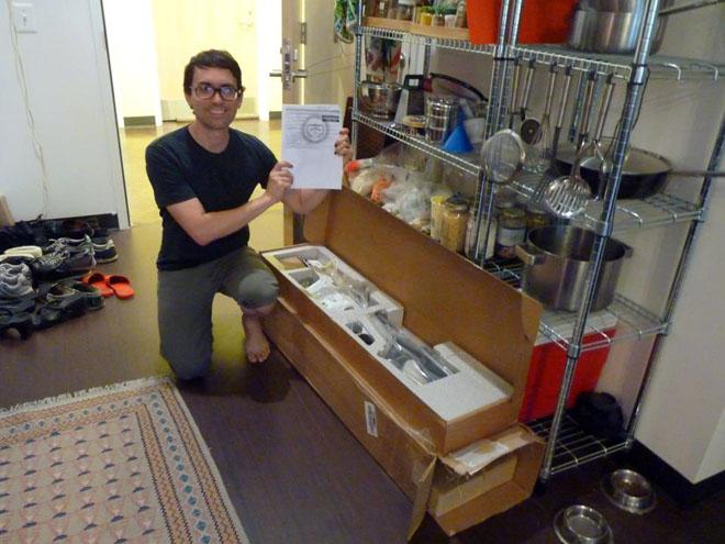 Un american a comandat un televizor, dar postasul i-a adus o pusca