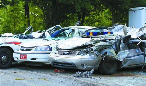 Un american a strivit sapte masini de politie cu tractorul
