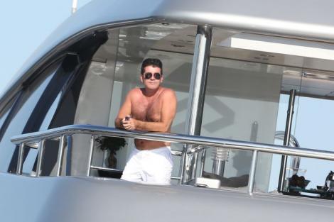  Simon Cowell se relaxeaza ca un rege in Saint Tropez inainte de a se intoarce la X Factor
