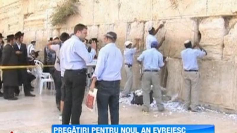 Pregatirile pentru Anul Nou evreiesc au inceput: Zidul Plangerii a fost curatat de hartiutele cu rugaciuni