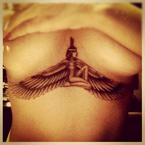 Rihanna si-a facut un tatuaj urias, intr-o zona inedita. Vezi cum arata si ce simbolizeaza!