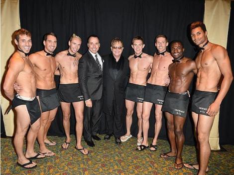 Elton John s-a inconjurat de barbati dezbracati la un eveniment organizat de el