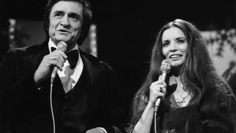 Cum a cantat, s-a reinventat si a iubit regele muzicii folk, Johnny Cash