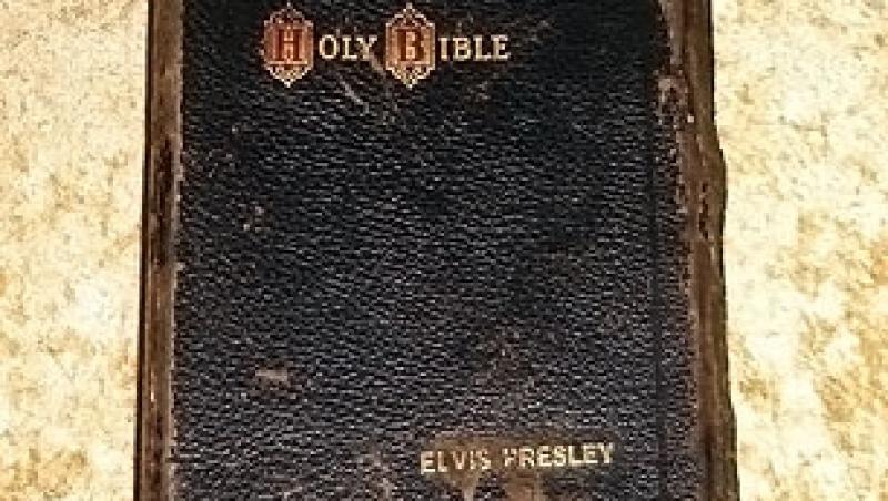 Biblia lui Elvis a fost vanduta cu 94.000 de dolari. Chilotii nu si-au gasit cumparator