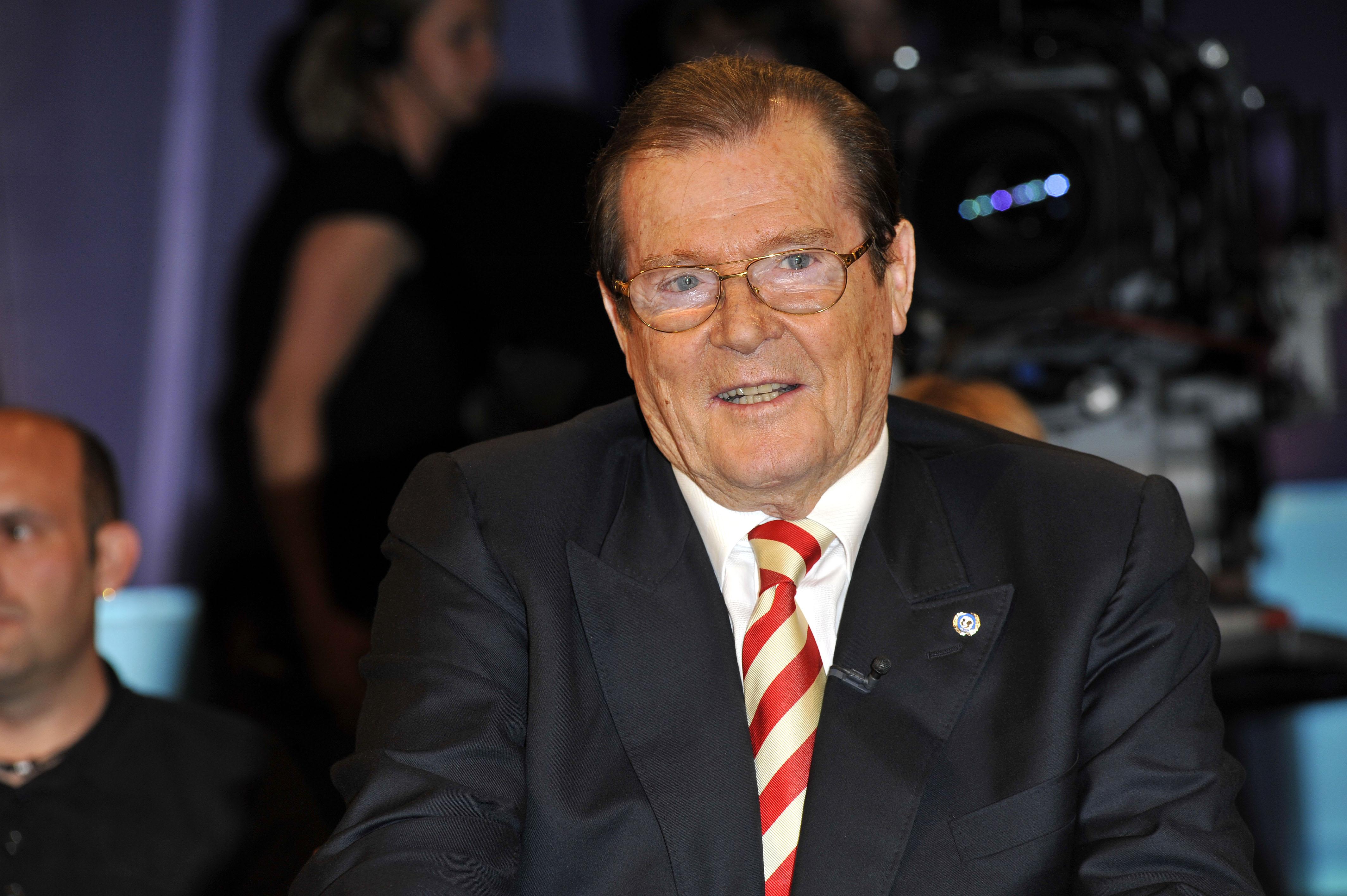 James Bond, batut cu chitara in cap. Vezi cine a indraznit sa-l loveasca pe spion!