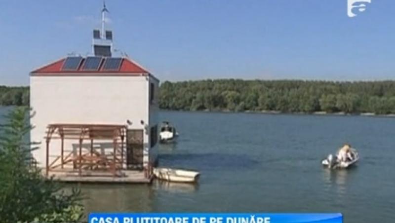Un roman si-a construit o casa plutitoare, pe Dunare
