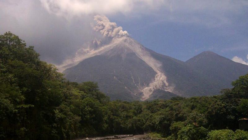 Vulcanul de Foc din Guatemala a inceput sa erupa! Peste 33.000 de persoane au fost evacuate