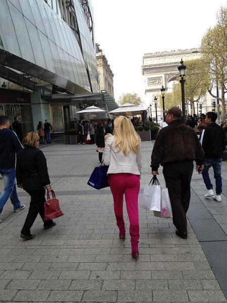 Elena Udrea si Dorin Cocos, surprinsi la cumparaturi in Paris