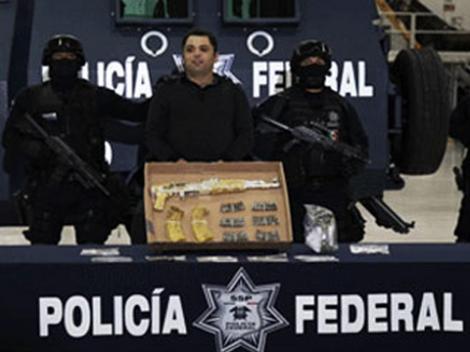 Un traficant de droguri mexican isi elimina dusmanii cu o pusca AK-47 placata cu aur