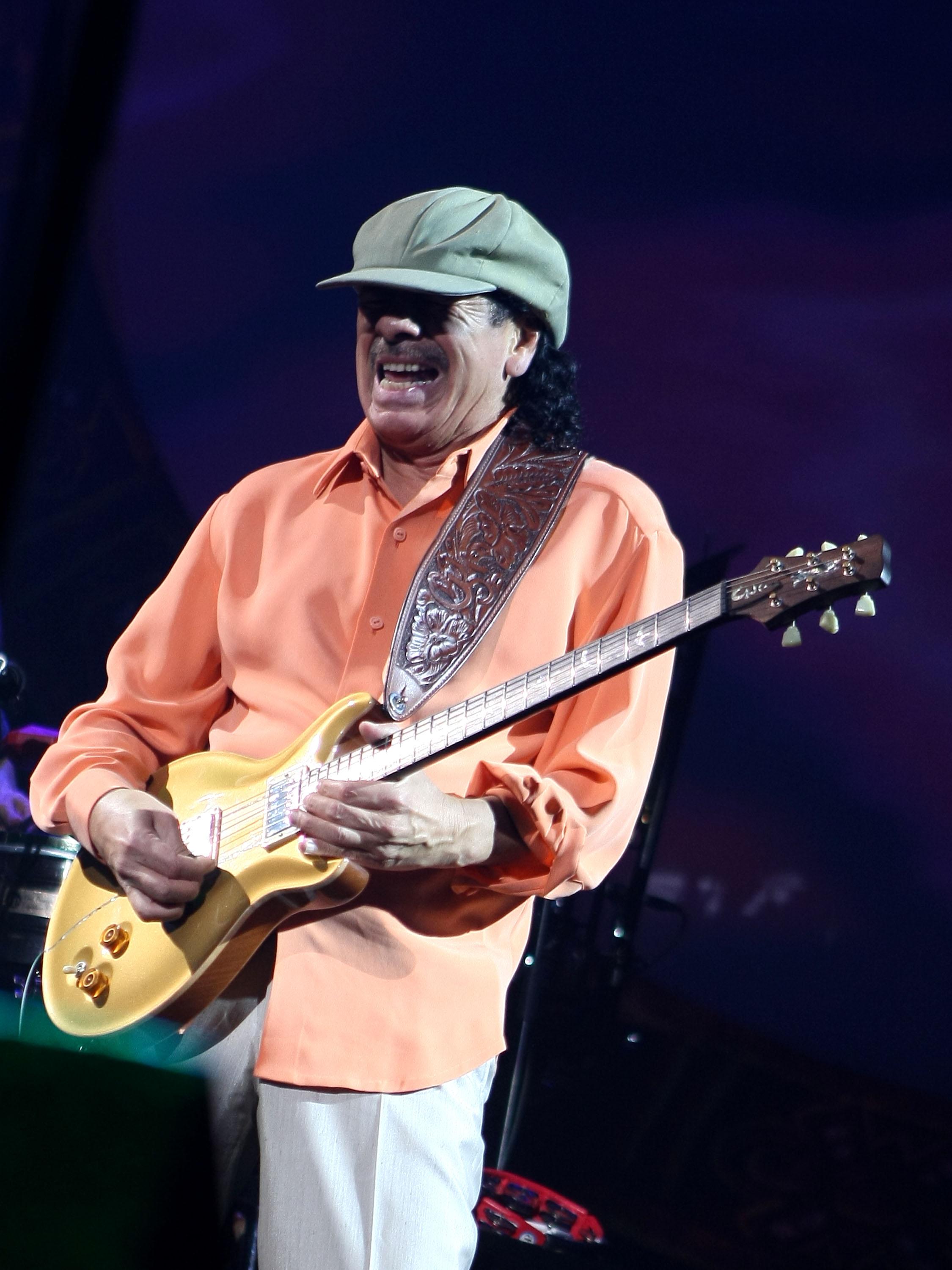 Carlos Santana va lansa o autobiografie