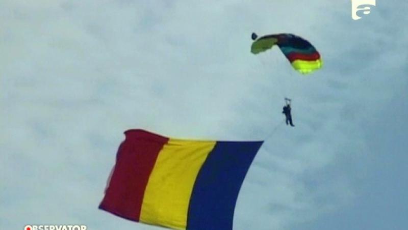 Spectacol aviatic in Caransebes: Un tricolor de 100 de metri patrati a fost fluturat deasupra orasului