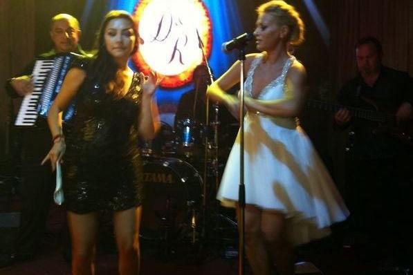 Delia a avut o nunta ca-n povesti. Jurata X Factor a schimbat doua rochii de mireasa si a dansat pana dimineata