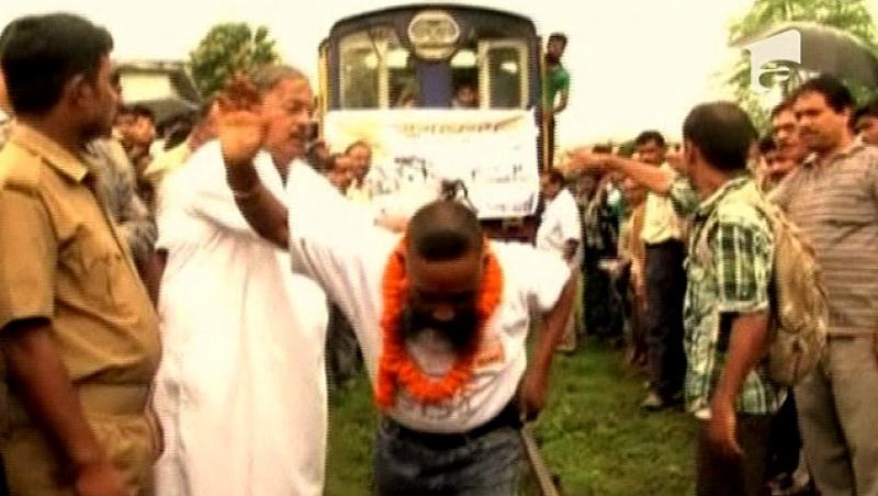 India: Un barbat a tras cu ajutorul parului un tren de 40 de tone!