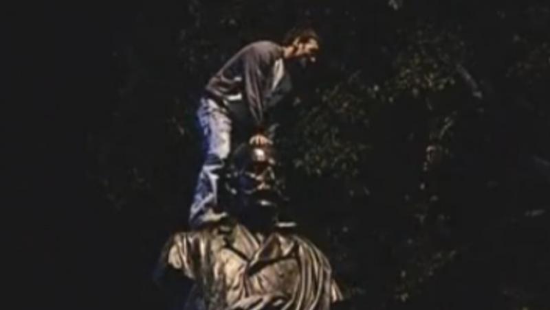 Protest pe statuia liberalului I. Ghe. Duca