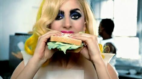 "Iubesc pastele si pizza!". Lady Gaga s-a ingrasat 12 kilograme si da vina pe mancarea delicioasa a tatalui ei!