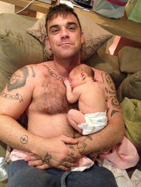 Asa arata taticul Robbie Williams si "puiul" Teddy!