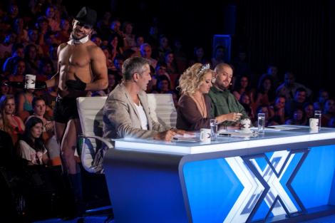 Doua zile pana la X Factor! Asistent personal: Delia a primit un stripper, cadou de la colegii jurati