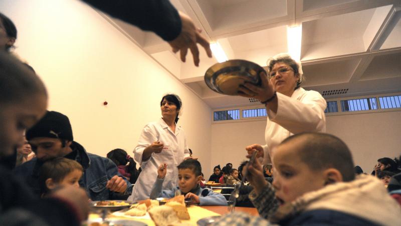 Tone de alimente expirate au fost descoperite la o cantina de ajutor social din Galati