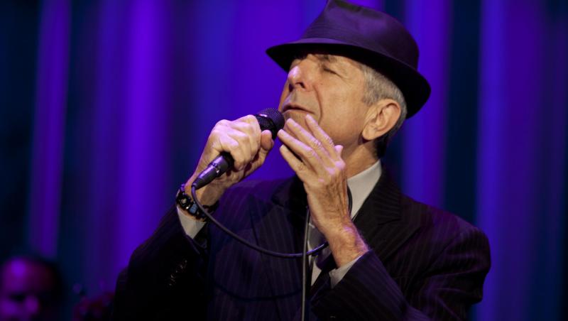 Leonard Cohen a concertat in fata a zeci de mii de spectatori, in Piata Constitutiei