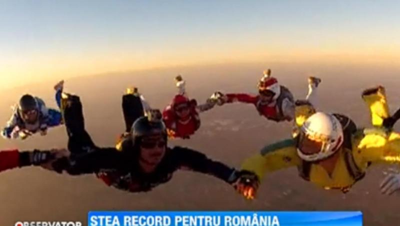 Nou record pe cerul romanesc: 16 parasutisti s-au prins in cadere libera