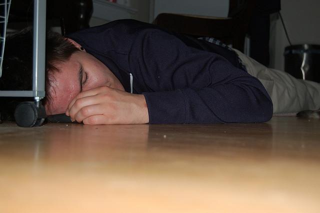 Un hot obosit a adormit chiar cand jefuia o casa din SUA