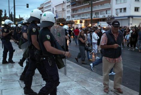 Lupte de strada la Atena. O greva generala de 24 de ore a paralizat Grecia
