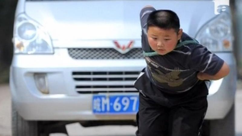 Copil-minune in varianta chinezeasca: La doar 7 ani, a tras o masina de doua tone!